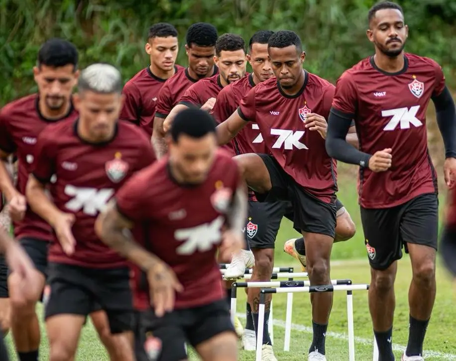 Foto de jogadores do Vitória treinando