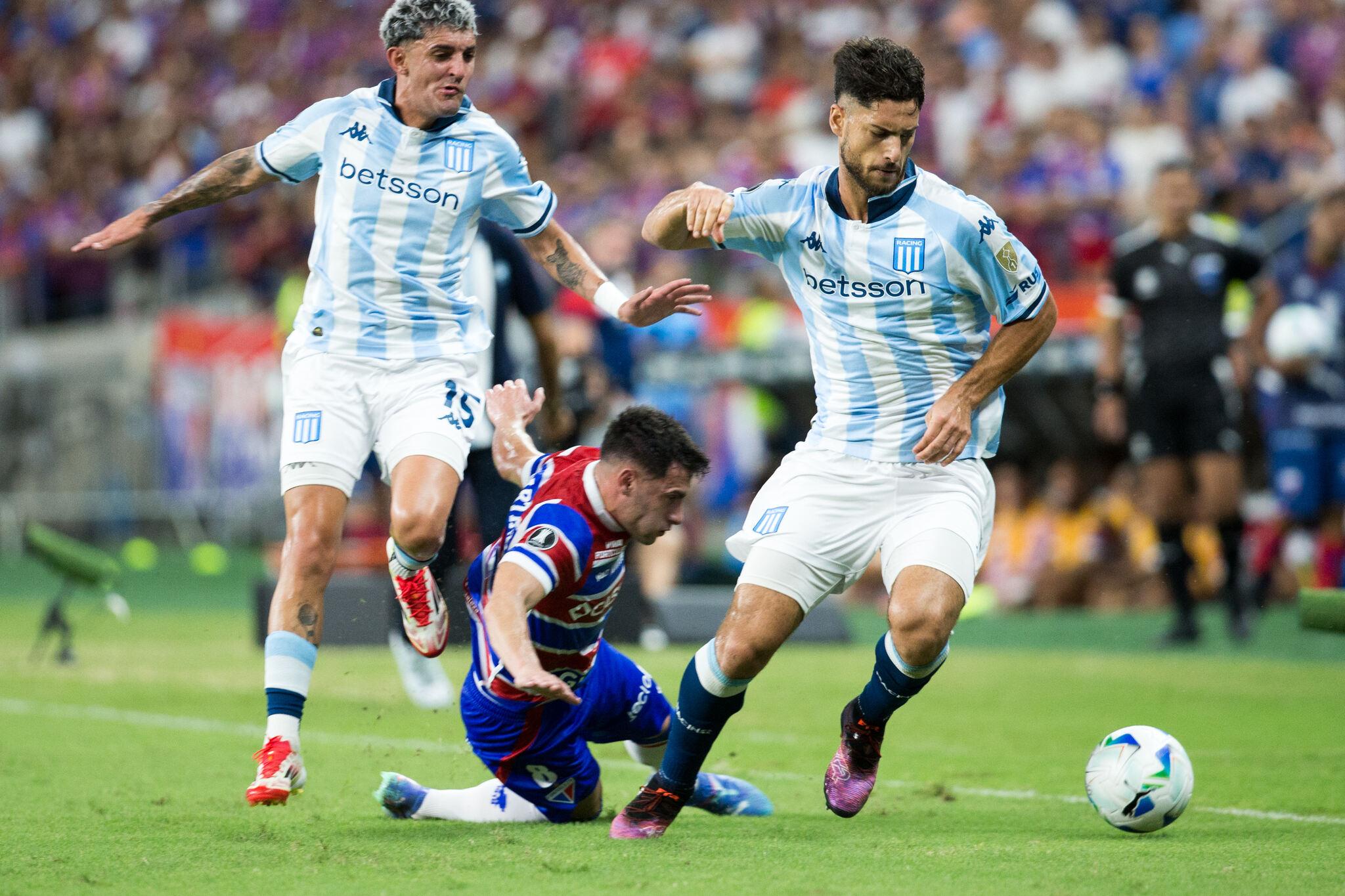 Foto de jogadores do Racing e do Fortaleza durante jogo da Libertadores na Arena Castelão