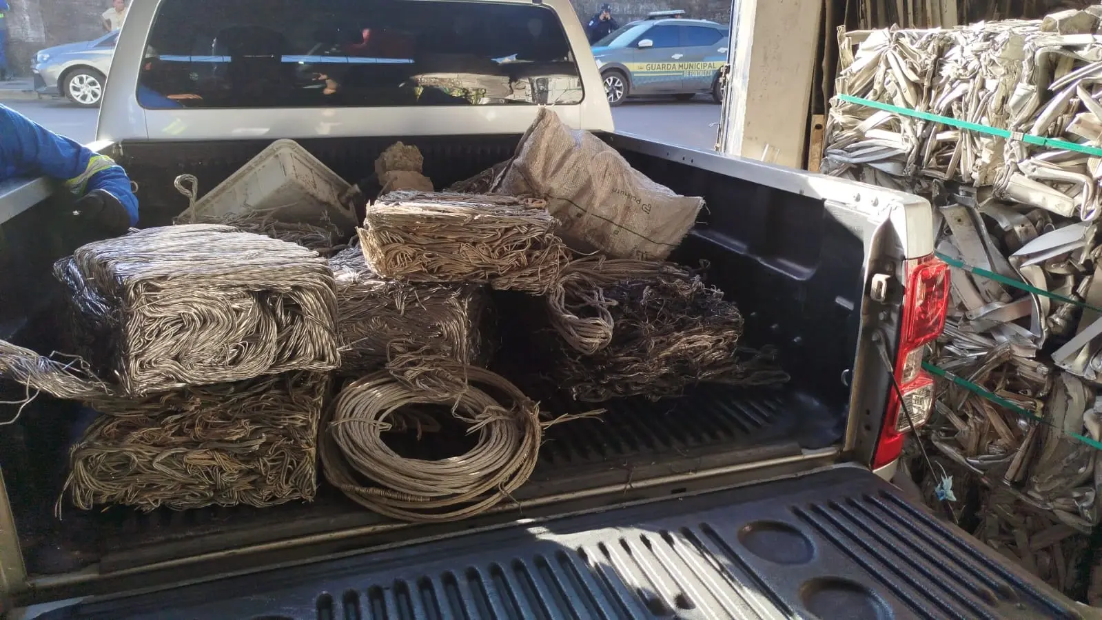 Cabos de energia elétrica apreendidos em sucatas de Fortaleza