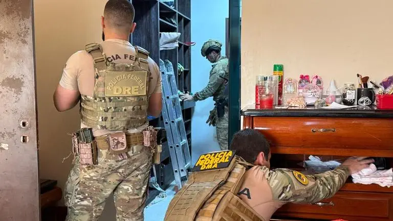 Policiais federais durante cumprimento de mandados de busca e apreensão contra ex-vereadores e policiais envolvidos em esquema de tráfico e lavagem de dinheiro