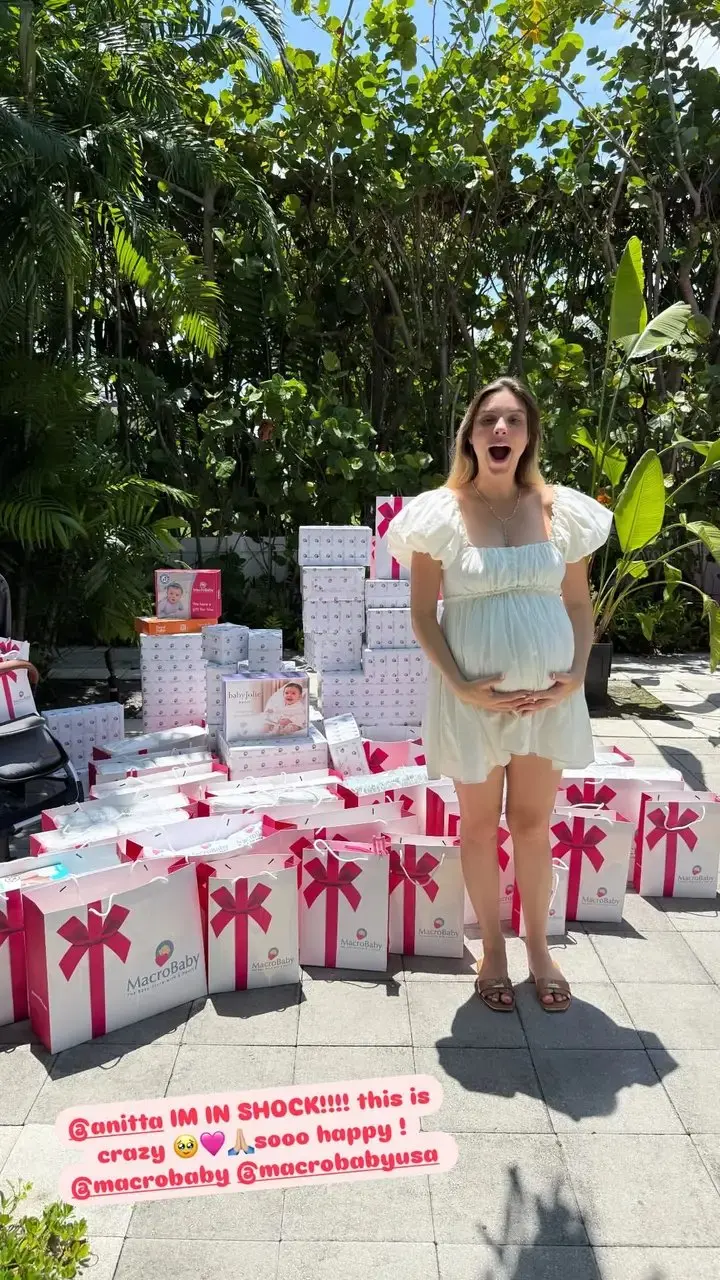 Lele Pons mostra presentes que ganhou de Anitta