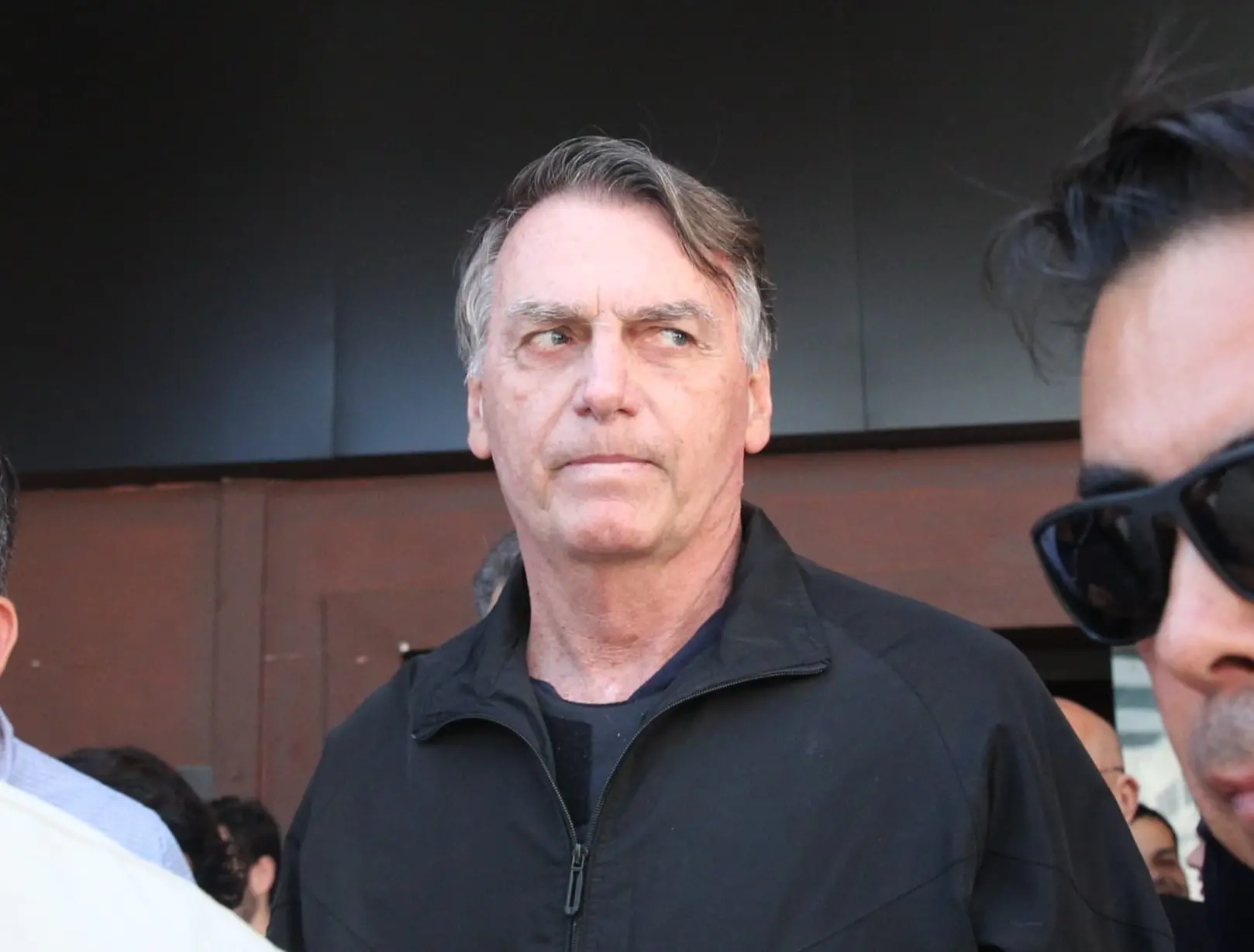 Jair Bolsonaro na saída do almoço com aliados em Fortaleza nesta quinta-feira (29)