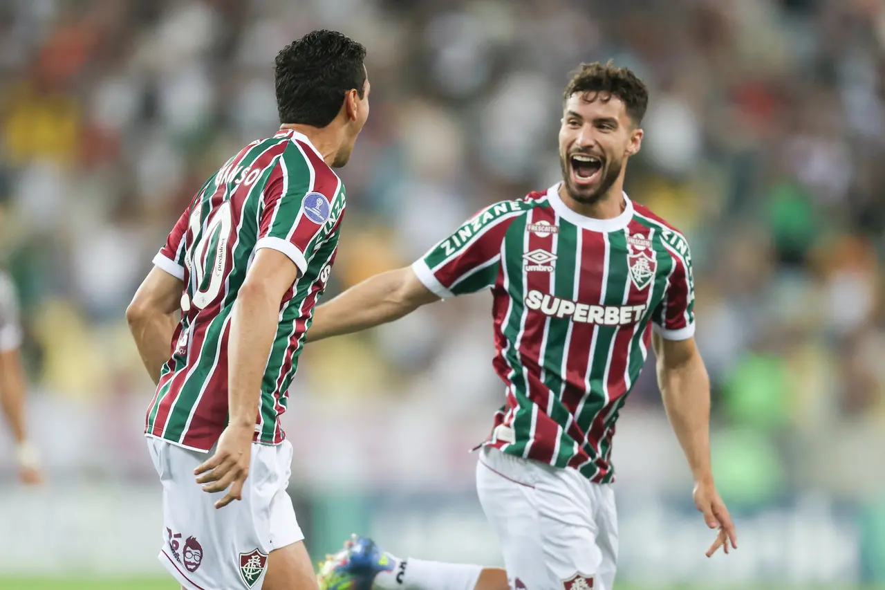 Foto de jogadores do Fluminense comemorando gol em partida