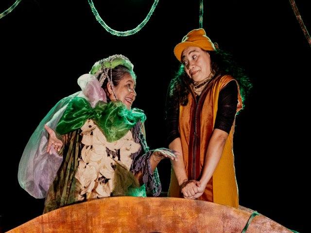 Na imagem, cena do espetáculo “O Quintal Encantado”, da Cia Prisma das Artes