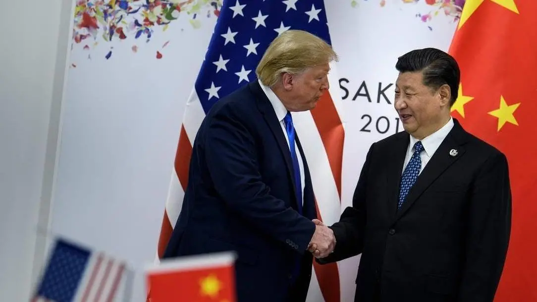 Donald Trump, dos EUA, e Xi Jinping, presidentes, apertam mãos durante evento para matéria onde Trump alega que China violou acordo comercial estabelecido entre países