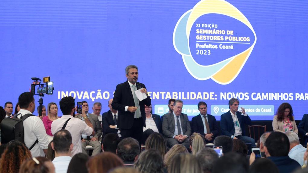 governador elmano de freitas falando ao microfone durante o seminário de gestores públicos - prefeitos