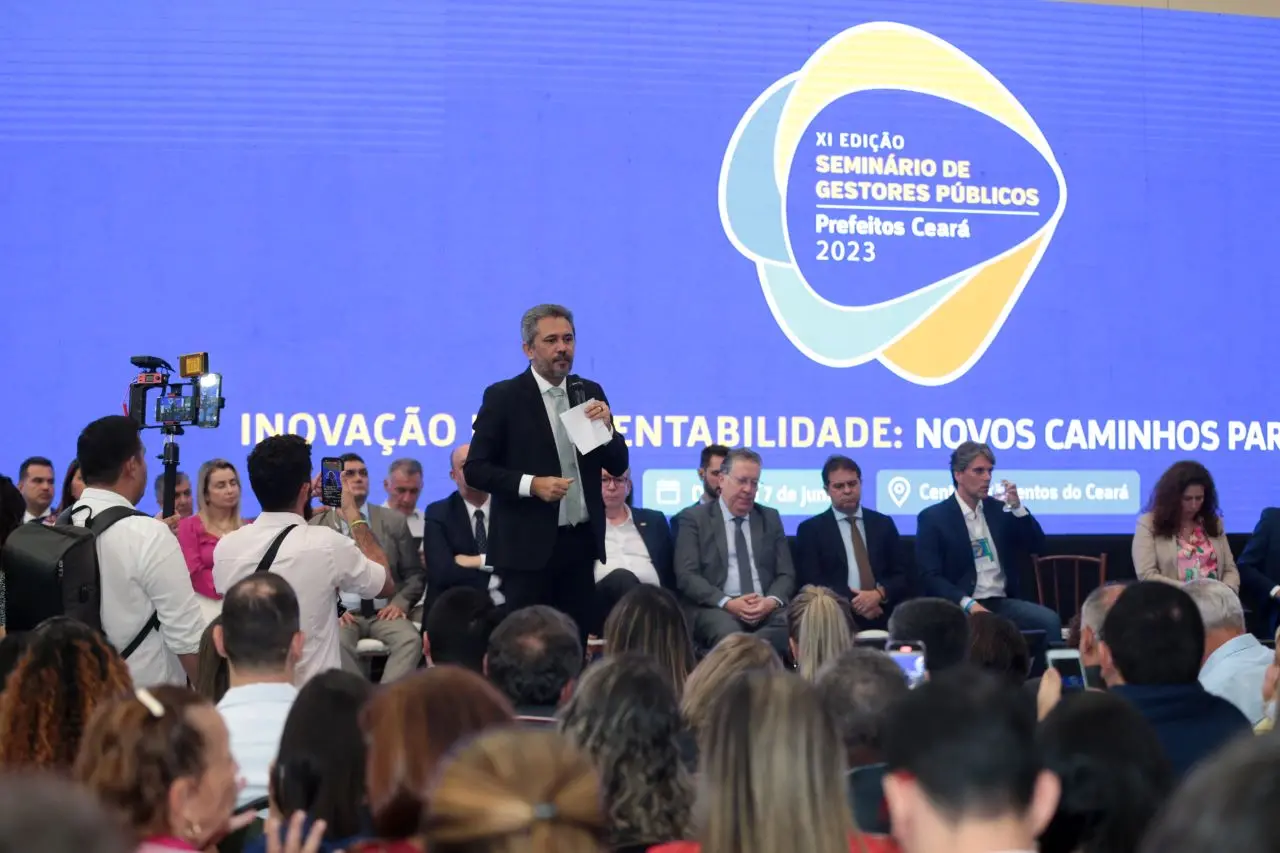 governador elmano de freitas falando ao microfone durante o seminário de gestores públicos - prefeitos