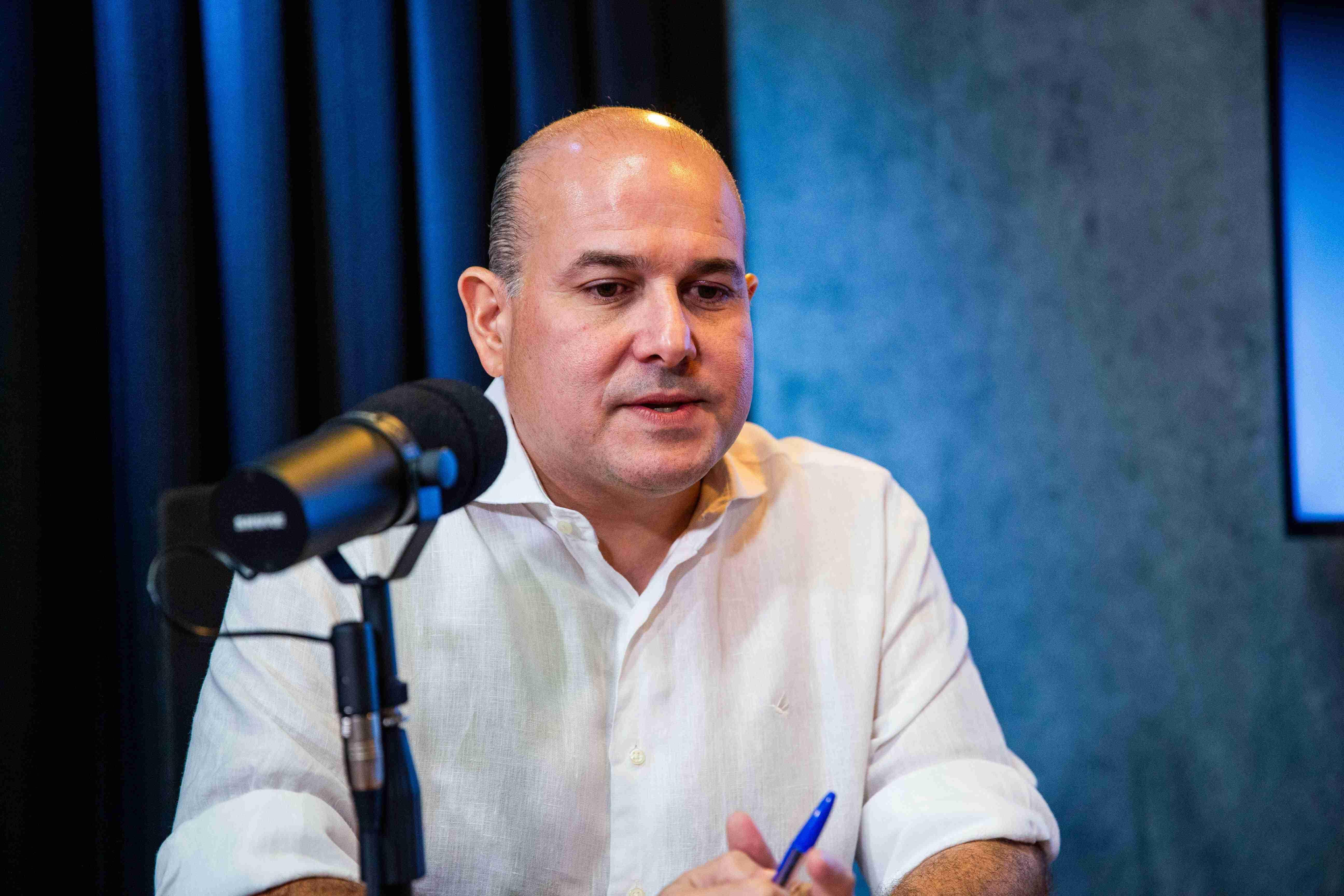 Foto mostra Roberto Cláudio sentado à mesa, durante entrevista ao programa PontoPoder