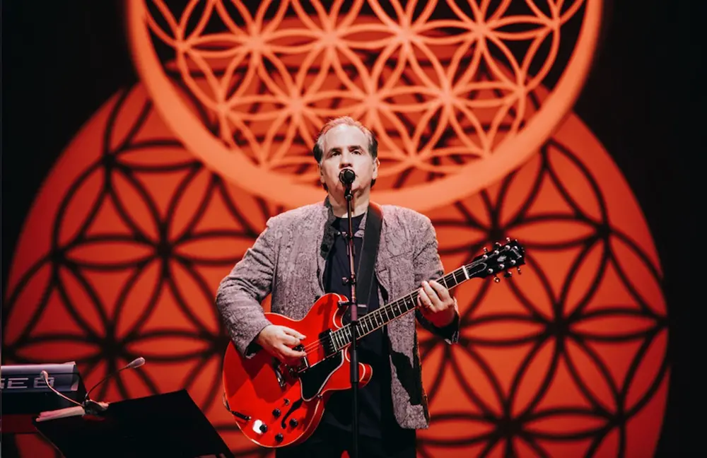 Na imagem, Ricardo Bacelar durante gravação de show no Cineteatro São Luiz