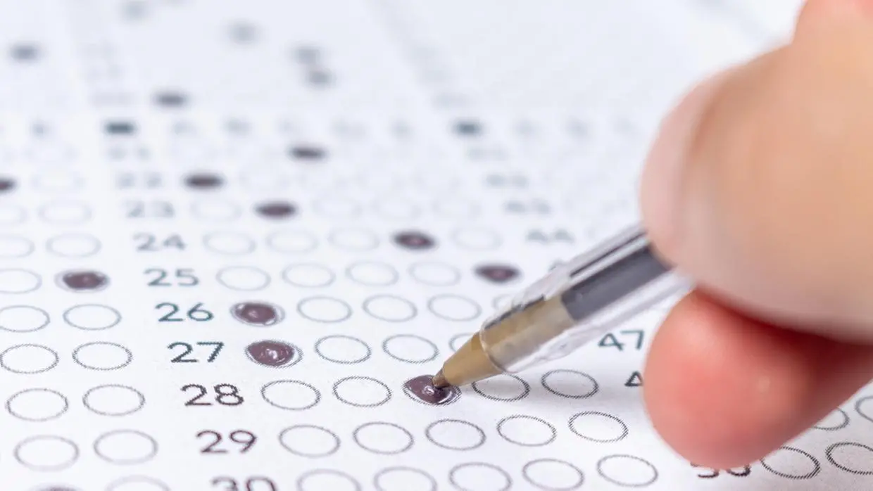 foto de candidato preenchendo gabarito de prova com caneta preta