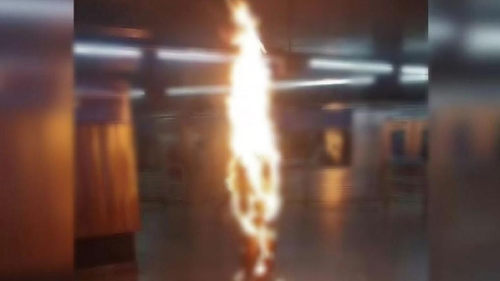 Imagem borrada de homem que ateou fogo no próprio corpo na estação do metrô de São Paulo