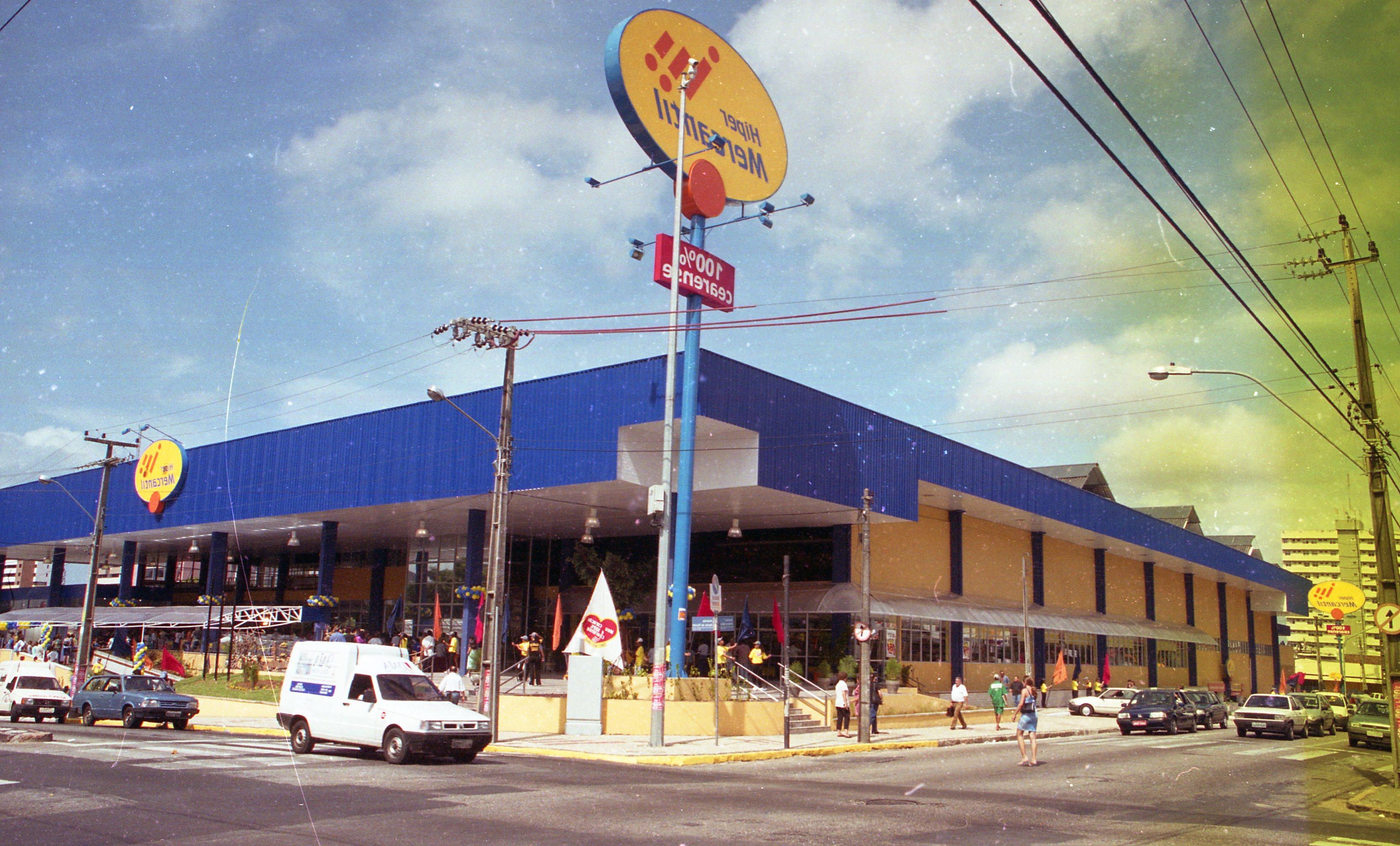 Fachada do Hiper Mercantil na Aldeota, no cruzamento das avenidas Barão de Studart e Antônio Sales