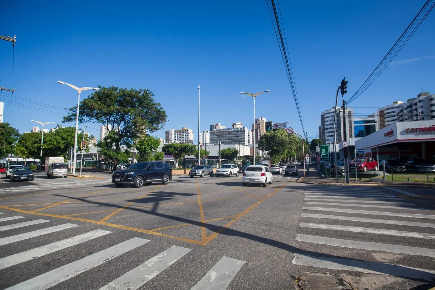 Foto que contém o cruzamento das avenidas Barão de Studart e Júlio Ventura