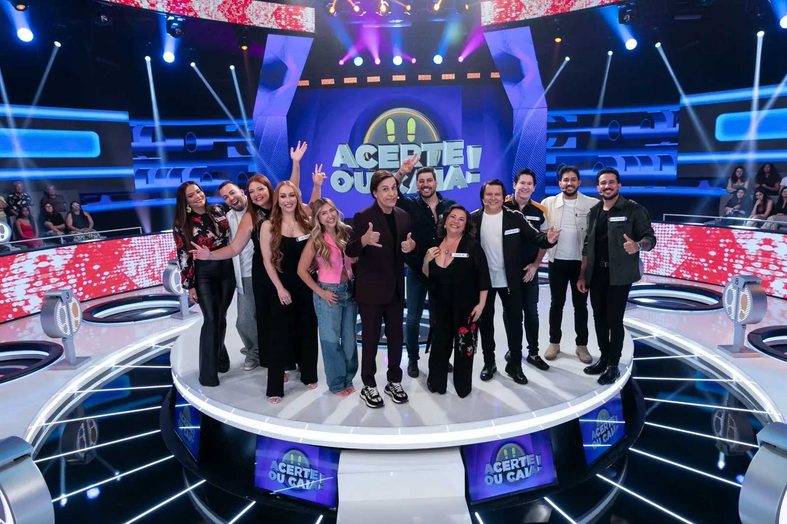 Entre os convidados do programa, Aline Dahen, Arianna Nutt, o ex-BBB Caio Afiune, Geovana Chagas, a dupla Iguinho e Lulinha e Karla Karenina no palco ao lado de Tom Cavalcante.