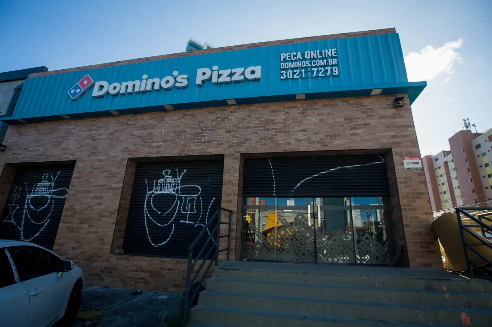 Foto que contém antigo estabelecimento da Dominus na avenida Barão de Studart, atualmente fechado