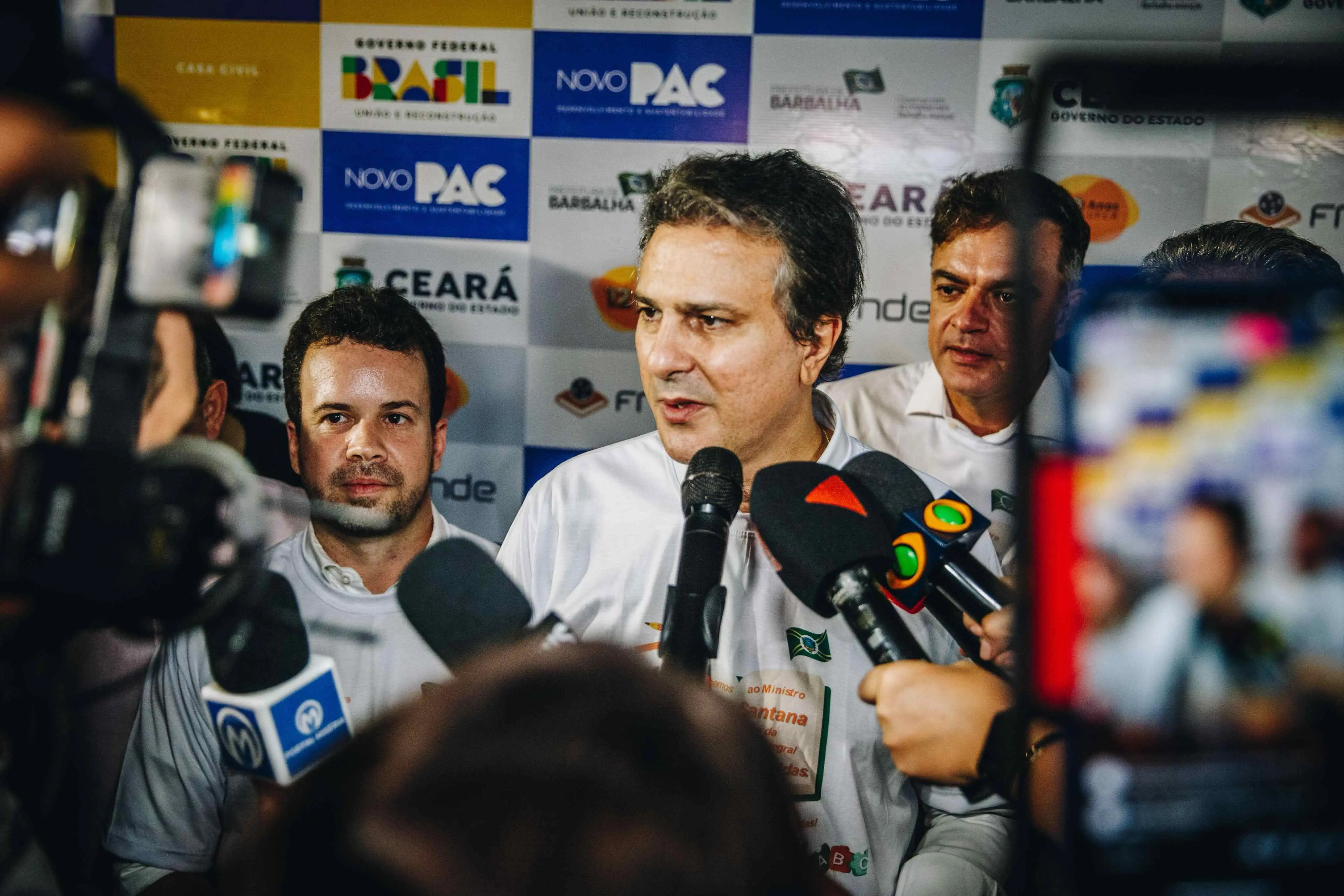 Imagem de Camilo Santana dando uma entrevista coletiva em Barbalha