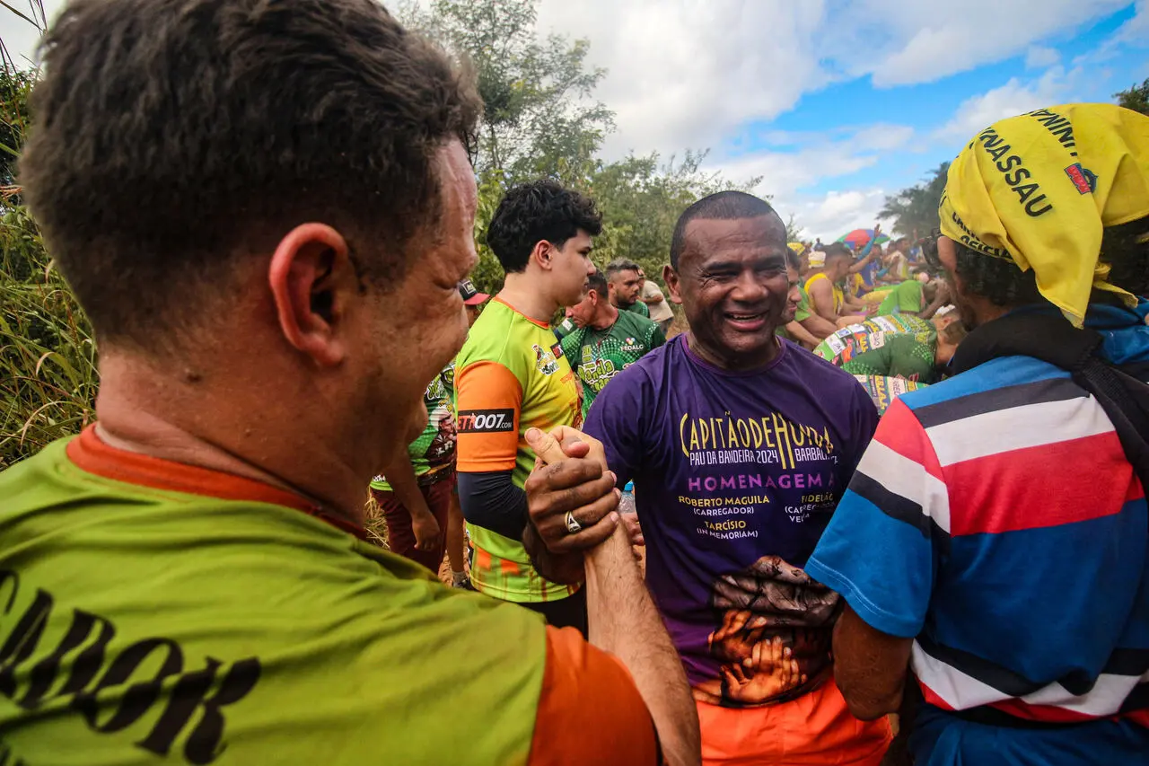 Maguila cumprimenta 'irmãos' de penitência nos festejos de 2024
