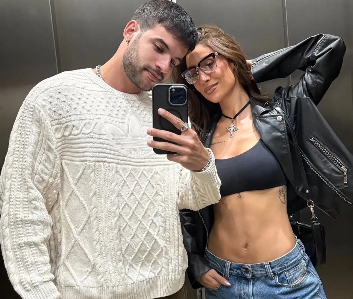 Diego e Bianca em selfie em elevador