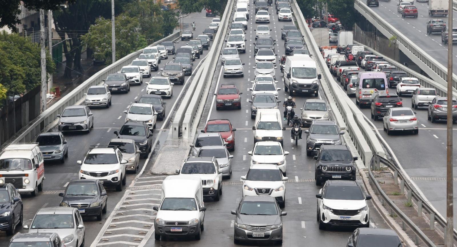 Veículos trafegam por avenida em São Paulo