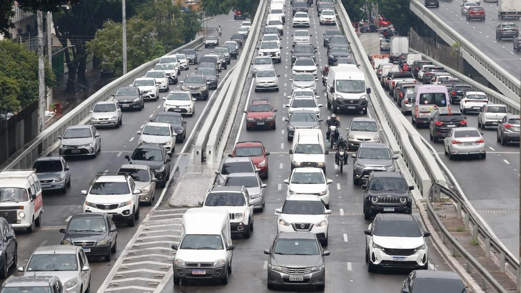 Veículos trafegam por avenida em São Paulo