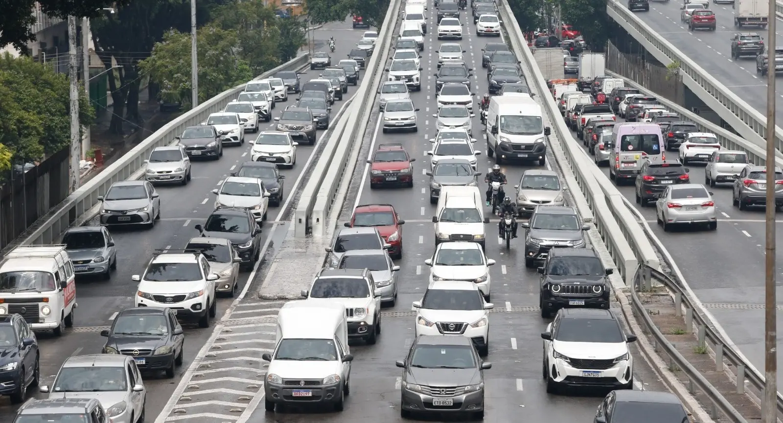 Veículos trafegam por avenida em São Paulo