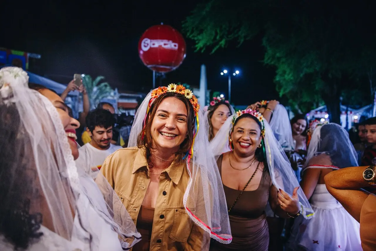 Famosa 'Noite das Solteironas' reúne fiéis em busca do amor