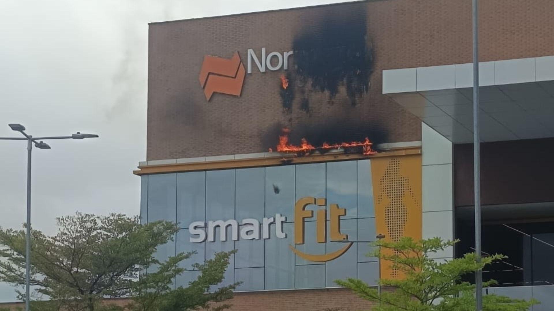 Letreiro externo da academia Smart Fit