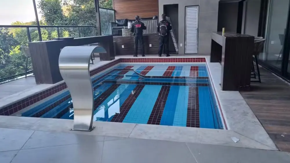 Imagem mostra policiais fardados próximos à piscina da mansão durante operação no Rio de Janeiro