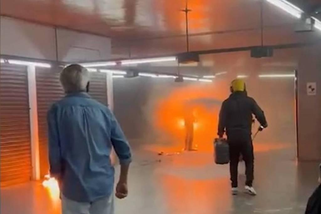 Homem que ateou fogo no metrô de São Paulo na imagem também aparecem dois passageiros de costas