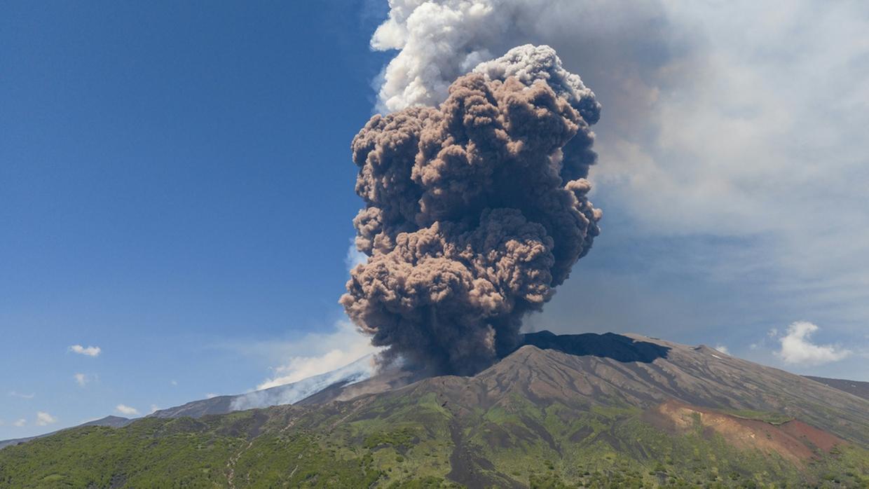 Imagem mostra nuvem de fumaça expelida durante erupção do vulcão Etna, que assustou turistas na Itália, em 2 de junho