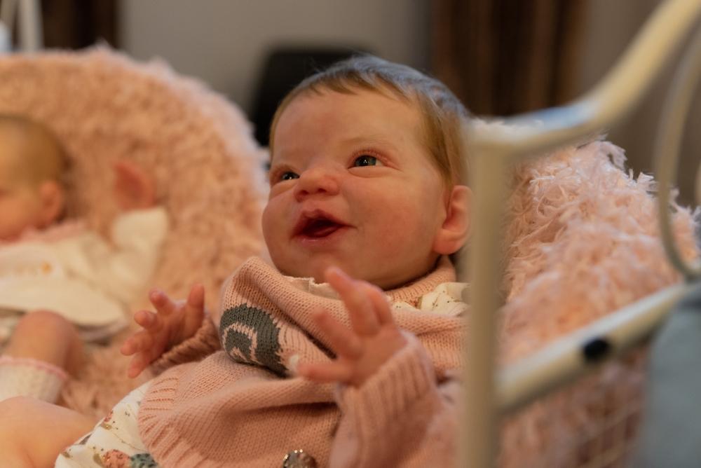 Bebê realista para matéria informando que Eduardo Paes, prefeito do Rio de Janeiro, veta o dia da cegonha reborn