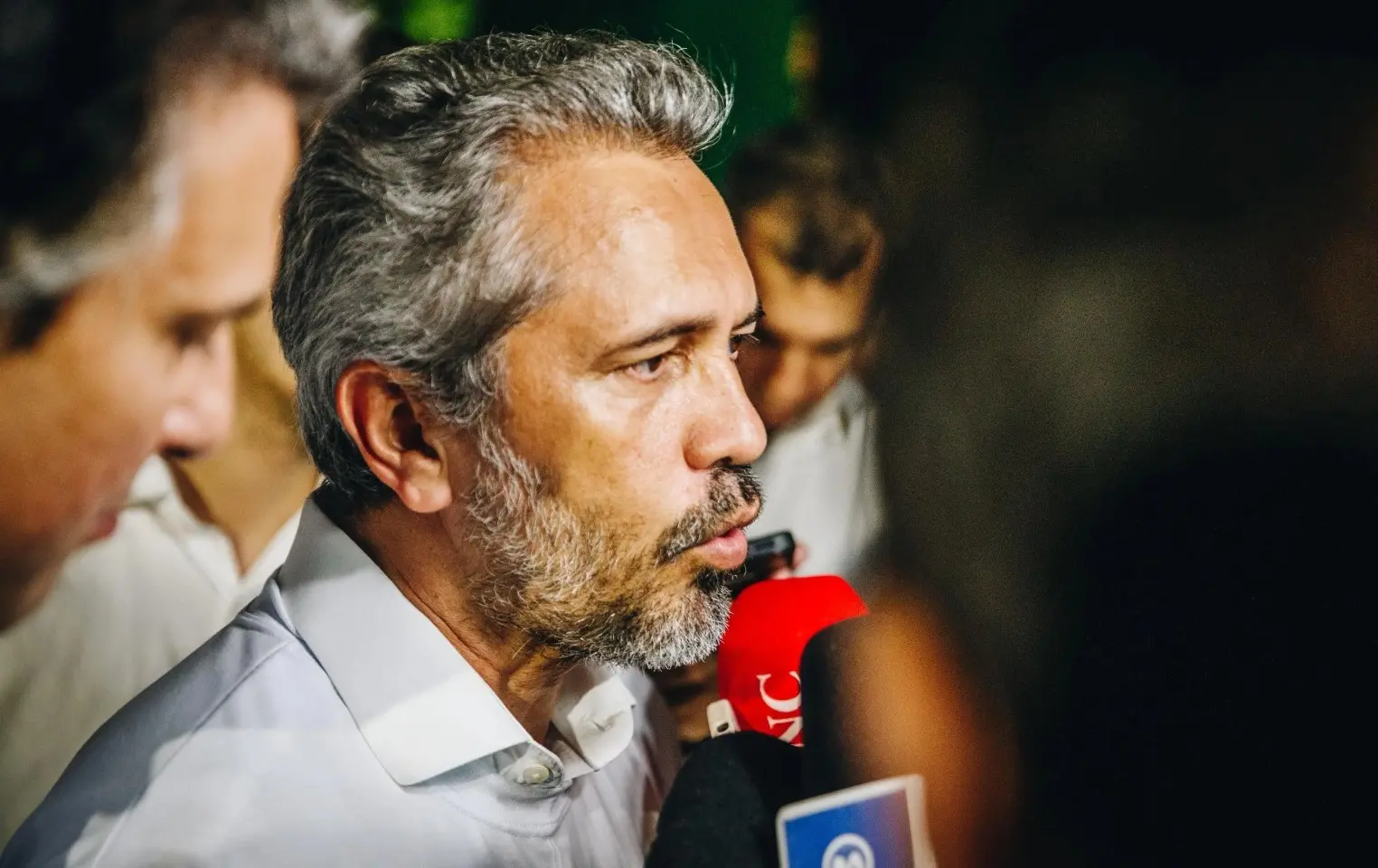 Elmano de Freitas durante coletiva de imprensa, para matéria sobre antecipação da primeira parcela do 13º salário dos servidores estaduais