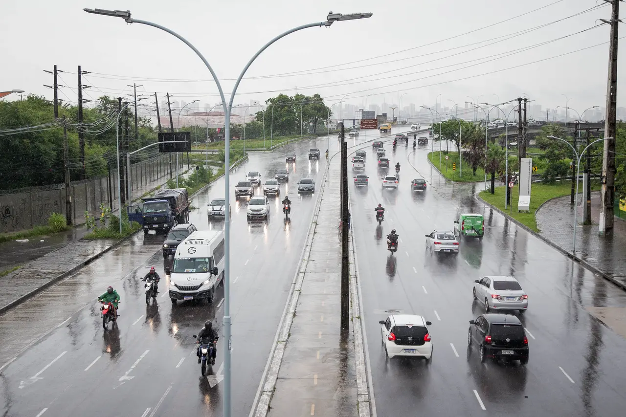 movimento de veículos na avenida alberto craveiro em fortaleza em dia chuvoso. Avenida deve receber investimentos de rede de alta tensão de energia
