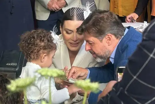 Foto do casamento de Michelle Loreto com o marido e a filha Aurora, de 1 ano e 7 anos
