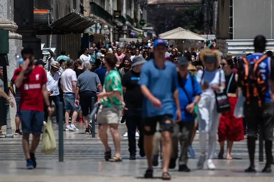 Na imagem, pessoas andando pelas ruas de Lisboa
