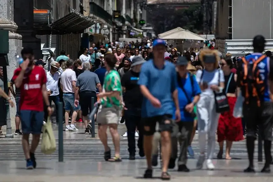 Na imagem, pessoas andando pelas ruas de Lisboa
