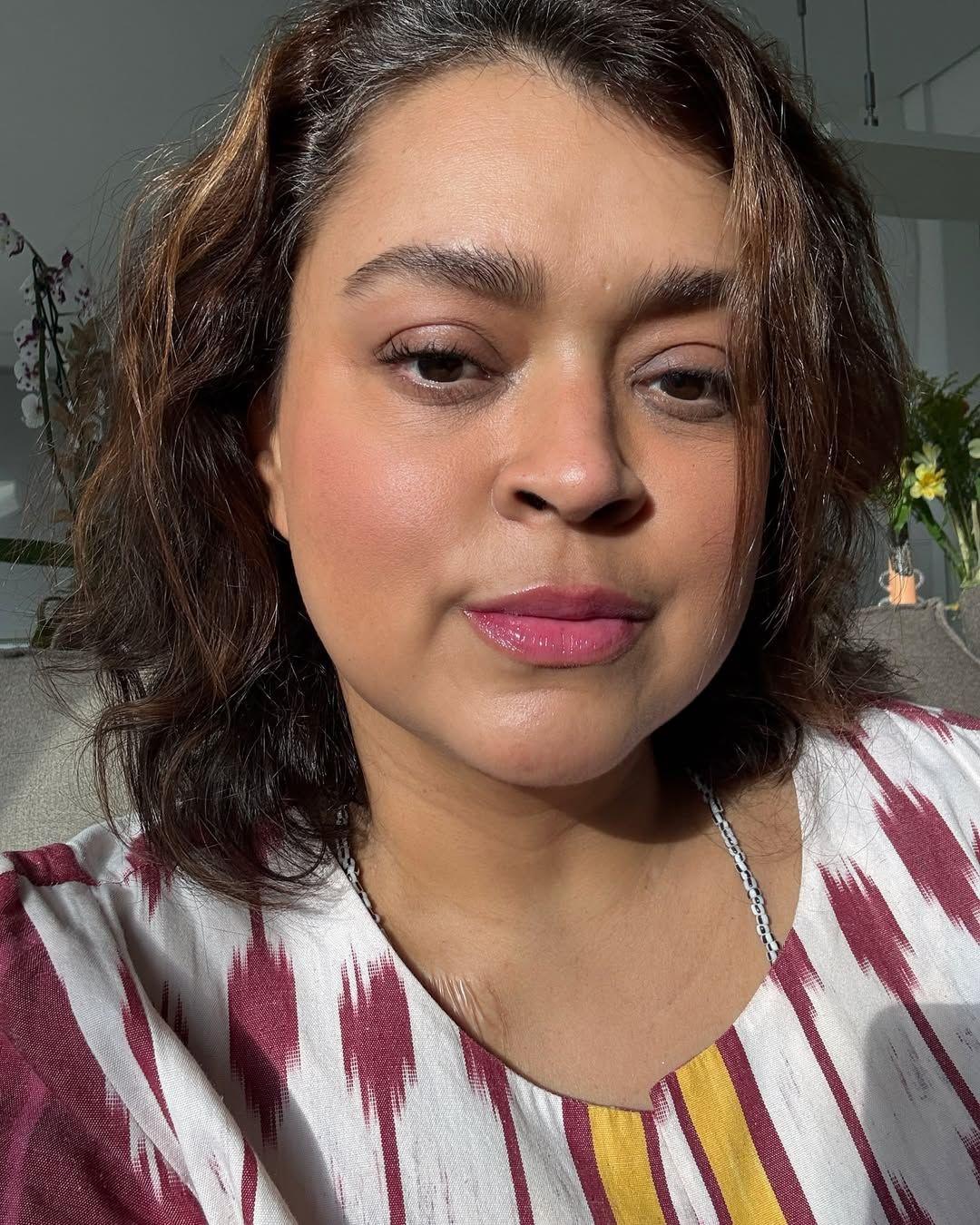 selfie de preta gil, vestindo blusa branca com estampas. cantora está tratando câncer nos estados unidos