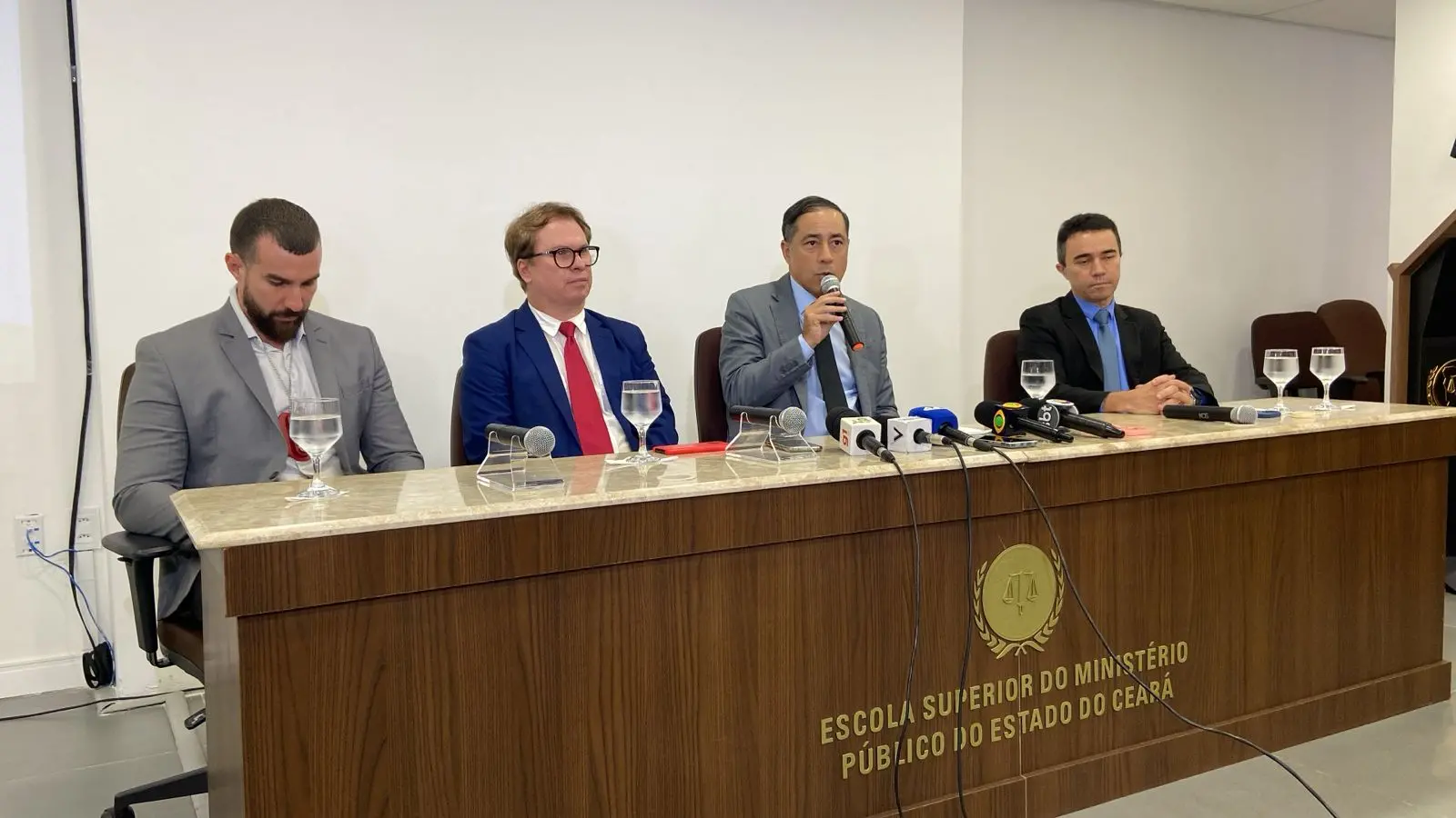 Imagem mostra membros do Ministério Público do Estado do Ceará (MPCE) durante coletiva realizada em 3 de junho sobre operação contra Comando Vermelho (CV)