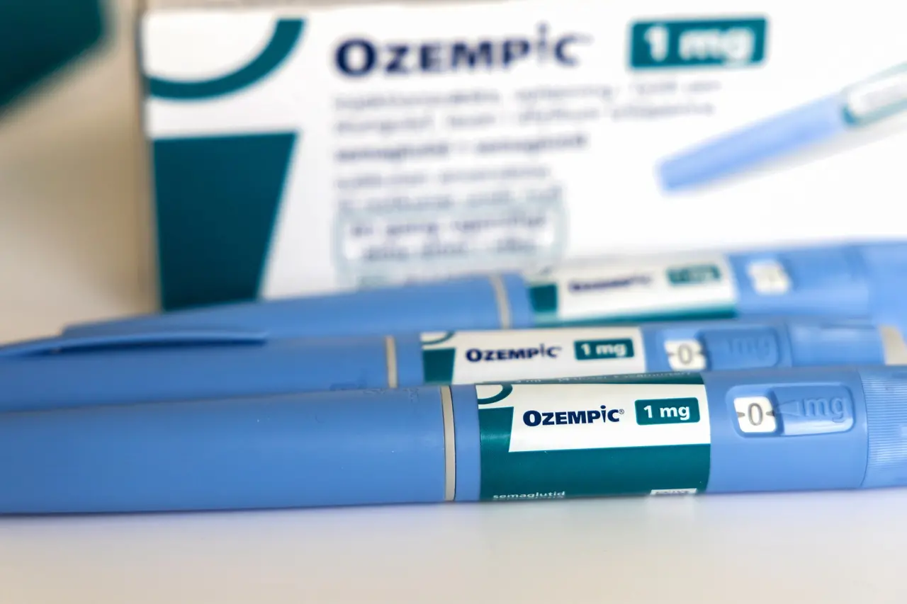 Imagem que mostra frascos de Ozempic, medicamento utilizado no tratamento de diabetes tipo 2, com destaque para a embalagem azul e a seringa, que, junto com o Wegovy, terá preços reduzidos no Brasil.