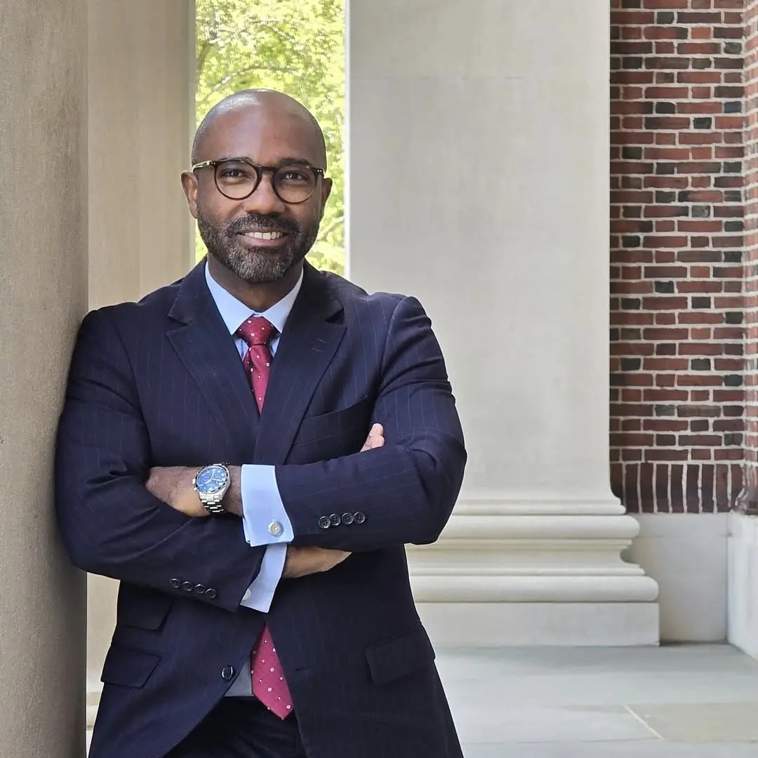 Juiz Edinaldo era um homem negro de barba grisalha, rala e careca. Na foto, ele está de braços cruzados e usa terno azul de risca de giz com camisa social azul, gravata vermelha e óculos de armação preta para matéria onde ele foi encontrado morto em seu apartamento