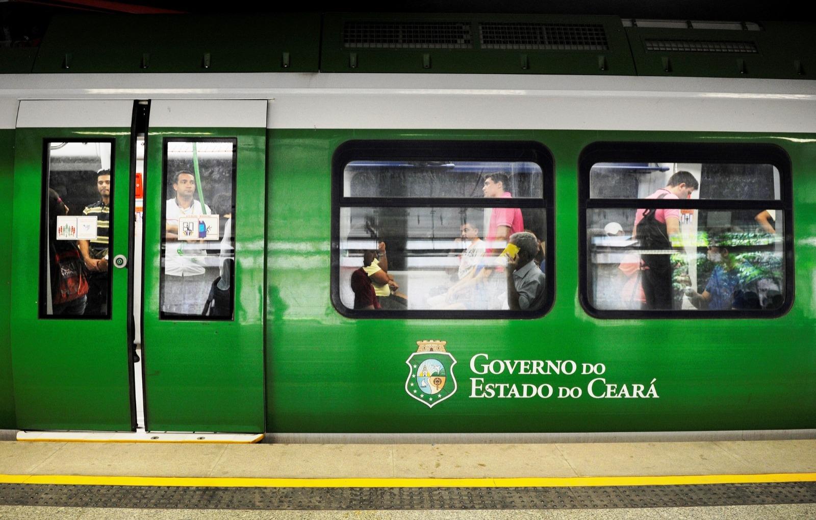 Trem do Metrofor em funcionamento com passageiros