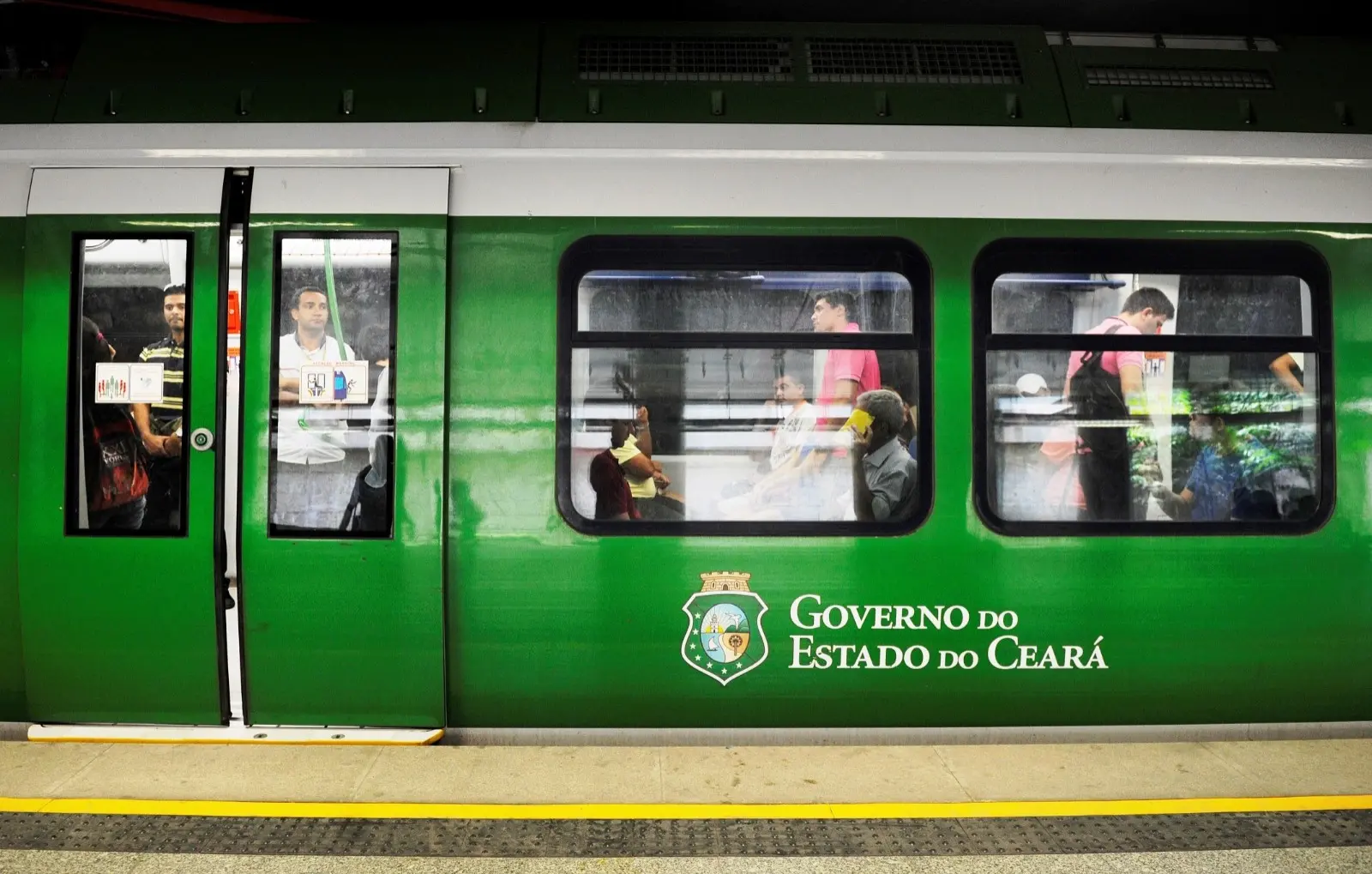 Trem do Metrofor em funcionamento com passageiros