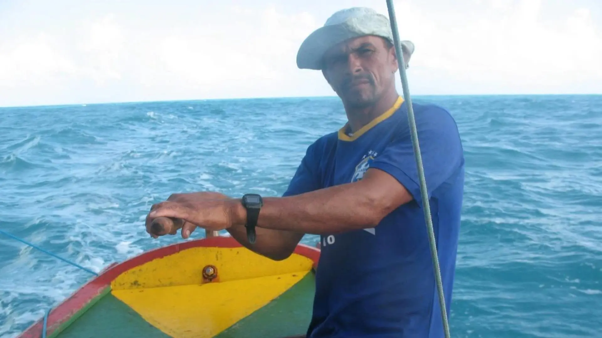Francisco das Chagas Pedro, popularmente conhecido como Chico Doido, em seu barco de pesca