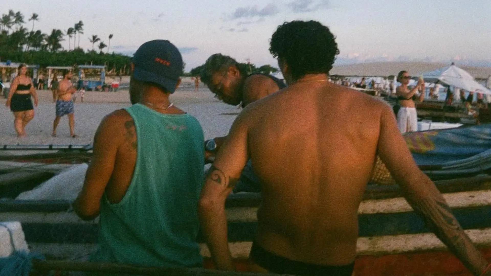 Chico e Xico, pai e filho de costas