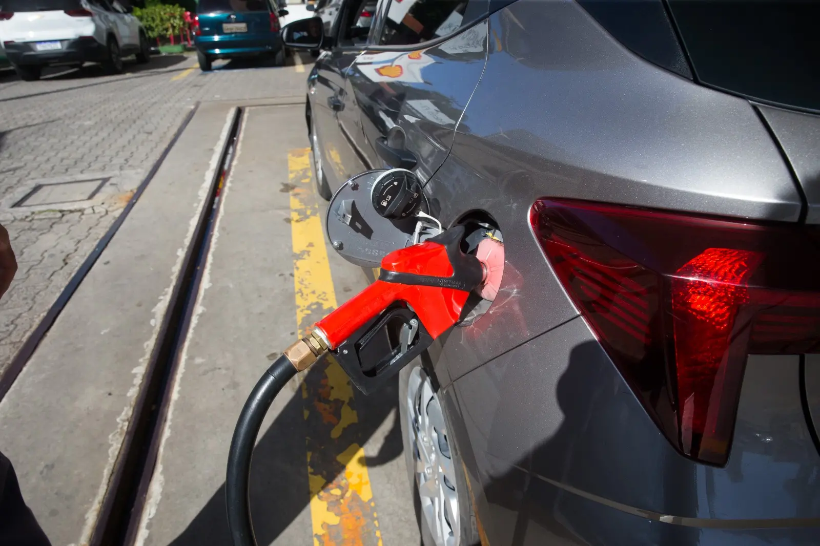 carro com bomba de combustível abastecendo gasolina tem redução de preço em Fortaleza