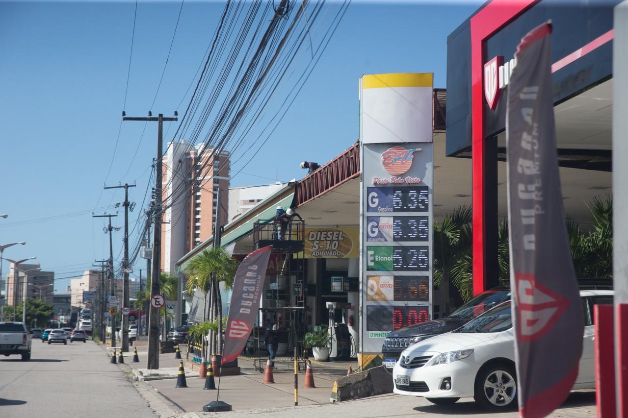 Posto de combustível com placa de preços praticados evidenciando o valor de R$ 6,35 na gasolina