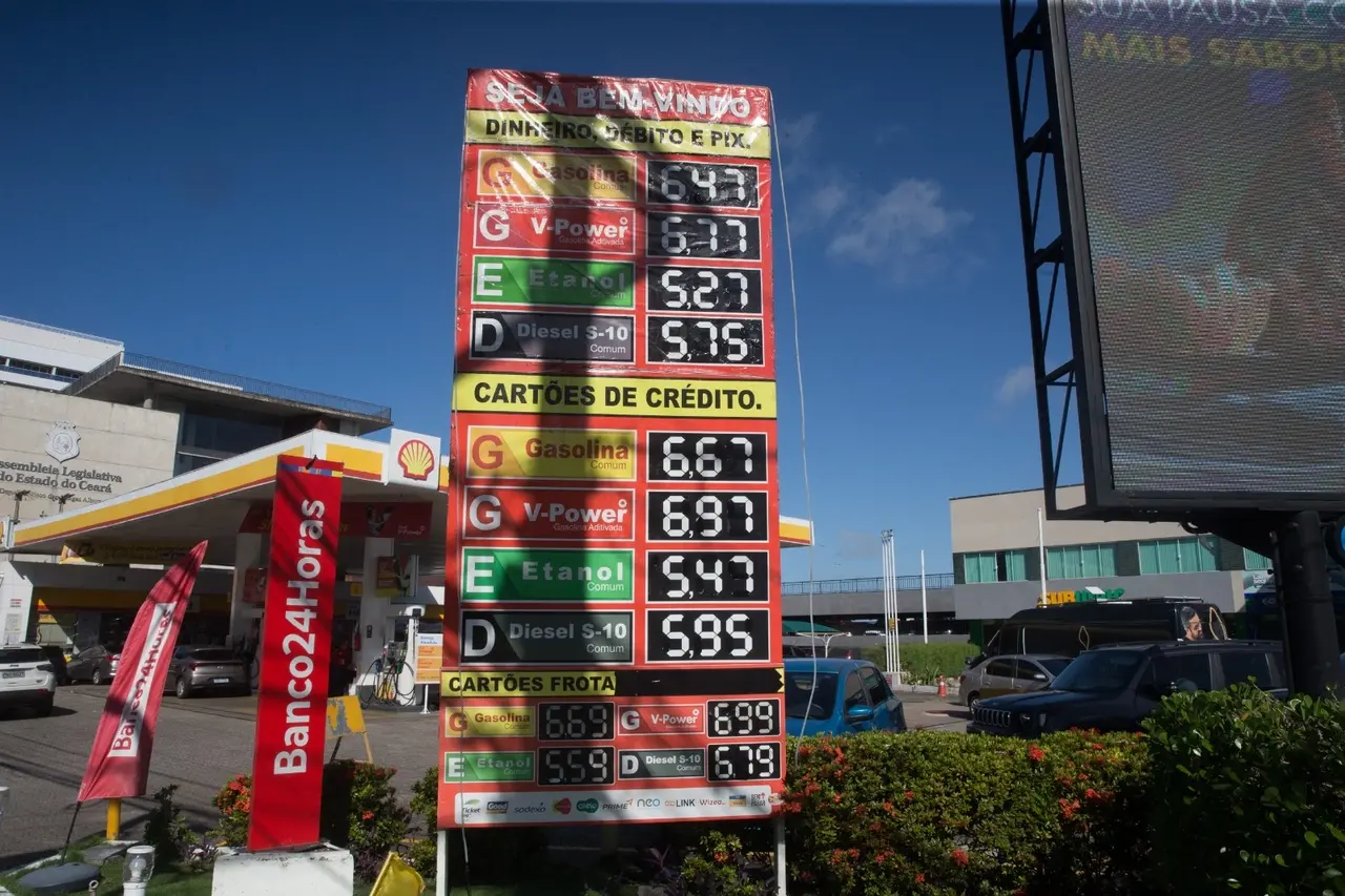 Posto da avenida Pontes Vieira com placa de valor de R$ 6,47