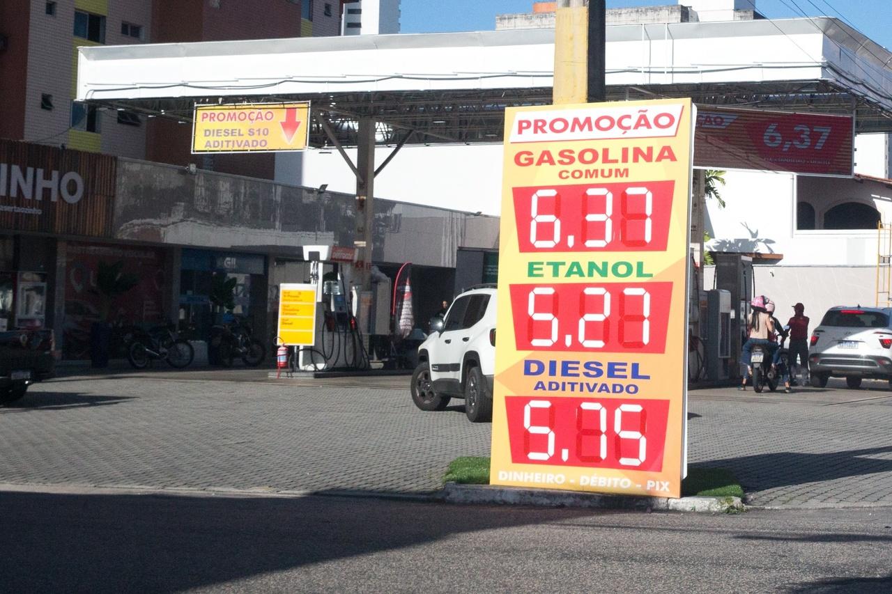 Placa de valor de combustíveis praticados em posto a esquina das ruas José Lourenço com Torres Câmara