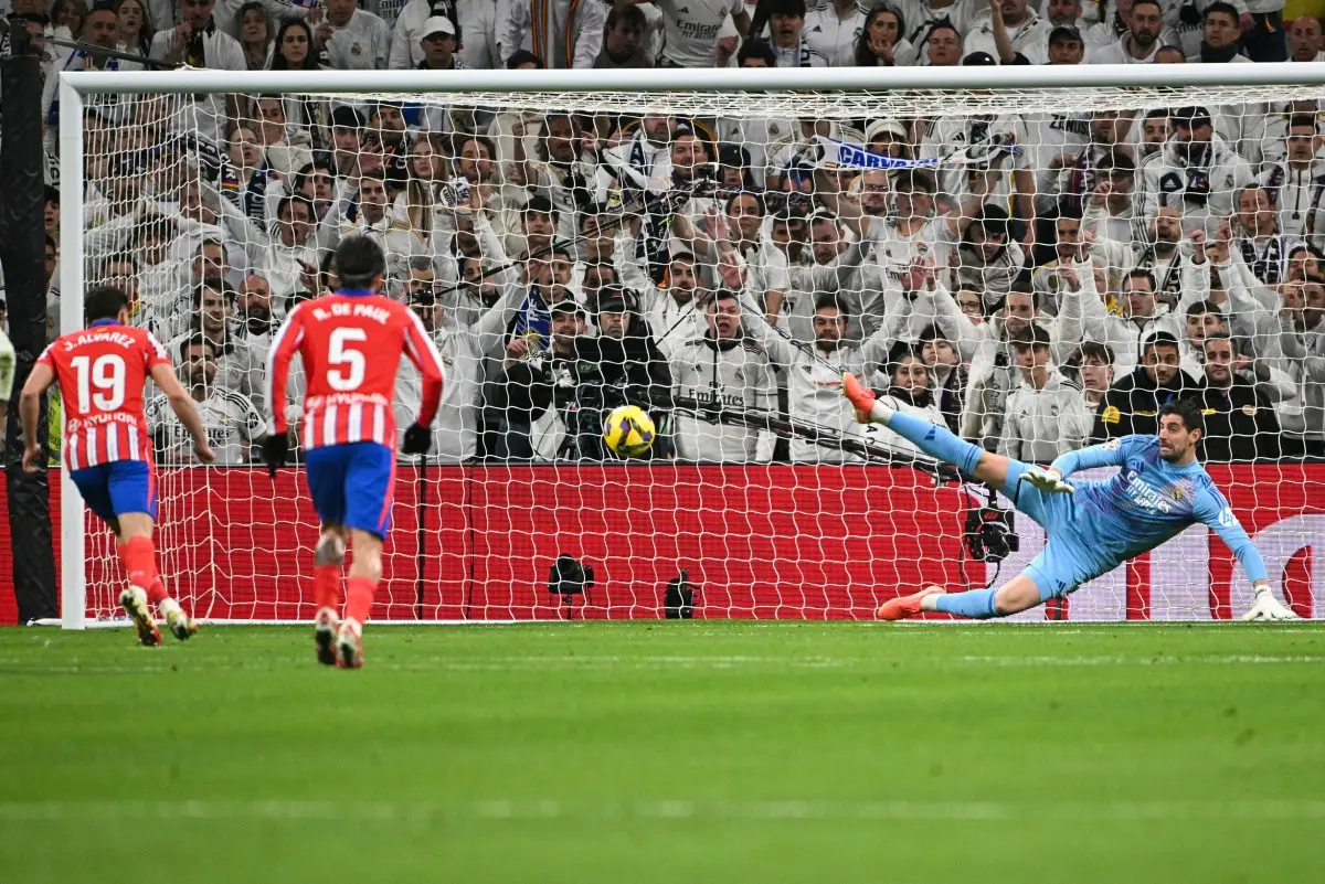 Foto de Júlian Álvarez em pênalti contra o Real Madrid