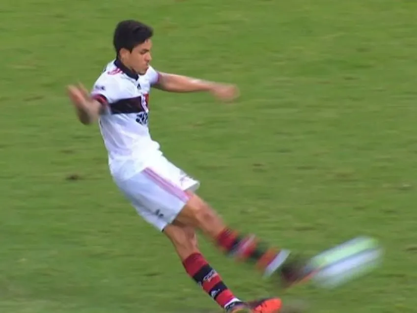 Pedro, do Flamengo, em duelo na Arena Castelão, escorregou e tocou duas vezes na bola em pênalti contra o Fortaleza no Brasileirão 2020.